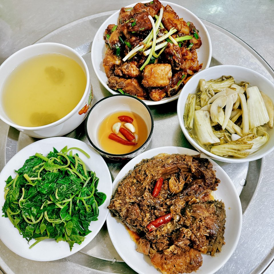 Rau lang luộc- Cá kho - Dưa chua - Sườn xào chua ngọt
