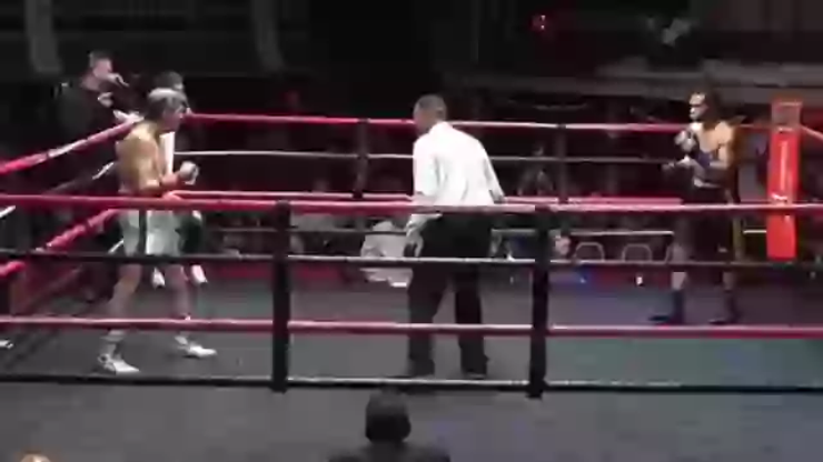 Scot (bên trái) 58 tuổi mới lên sàn boxing chuyên nghiệp nhưng thua nhanh đối thủ trẻ tuổi