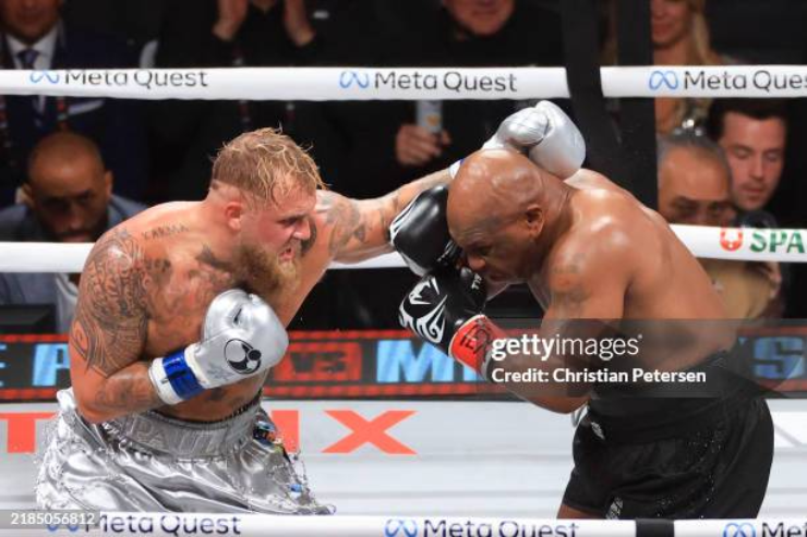 Tyson (bên phải) trụ được 8 hiệp khi so tài Jake (bên trái) vào năm 2024