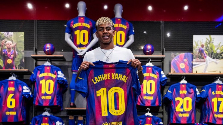 Fan Barcelona&nbsp;chen nhau để mua áo số 10 của Yamal