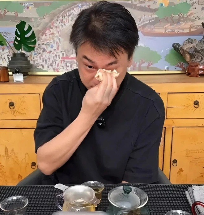 Chu Hiếu Thiên xúc động trong buổi livestream. Ảnh: QQ.