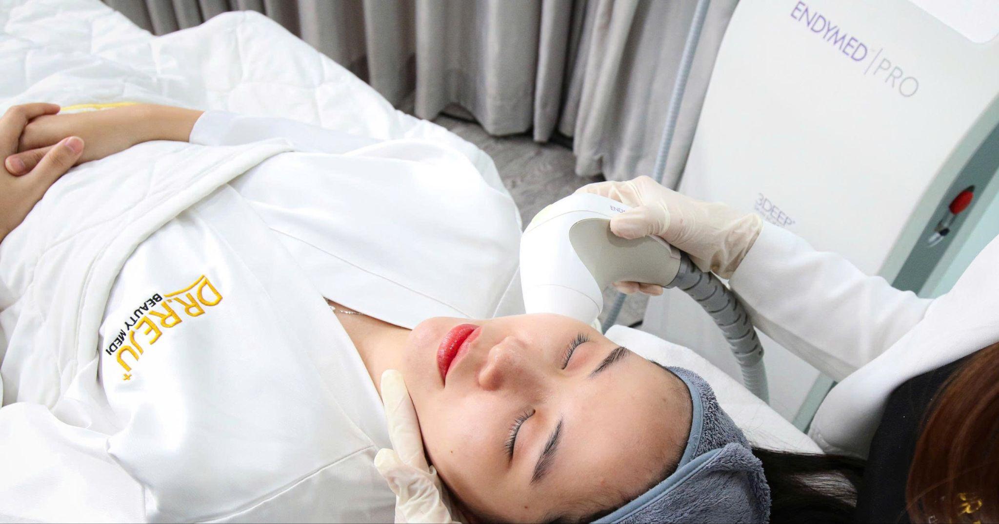 Khách hàng trải nghiệm EndyMed Pro tại DR. REJU Beauty Medi