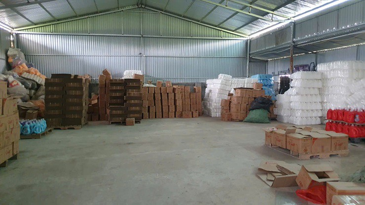 Kho hàng và nguyên liệu dùng sản xuất nước giặt tại hiện trường - Ảnh DMS