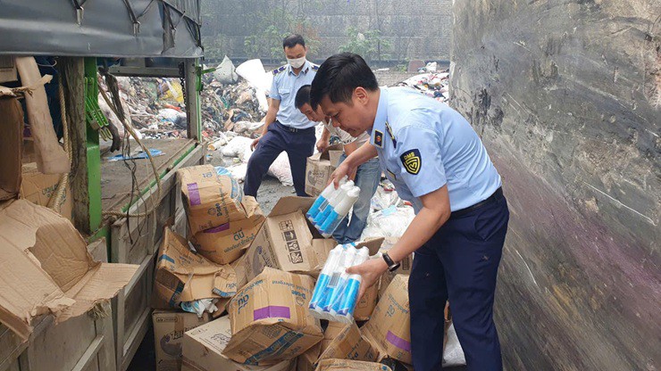 Lực lượng chức năng kiểm tra và&nbsp;tiêu hủy sản phẩm làm giả - Ảnh DMS
