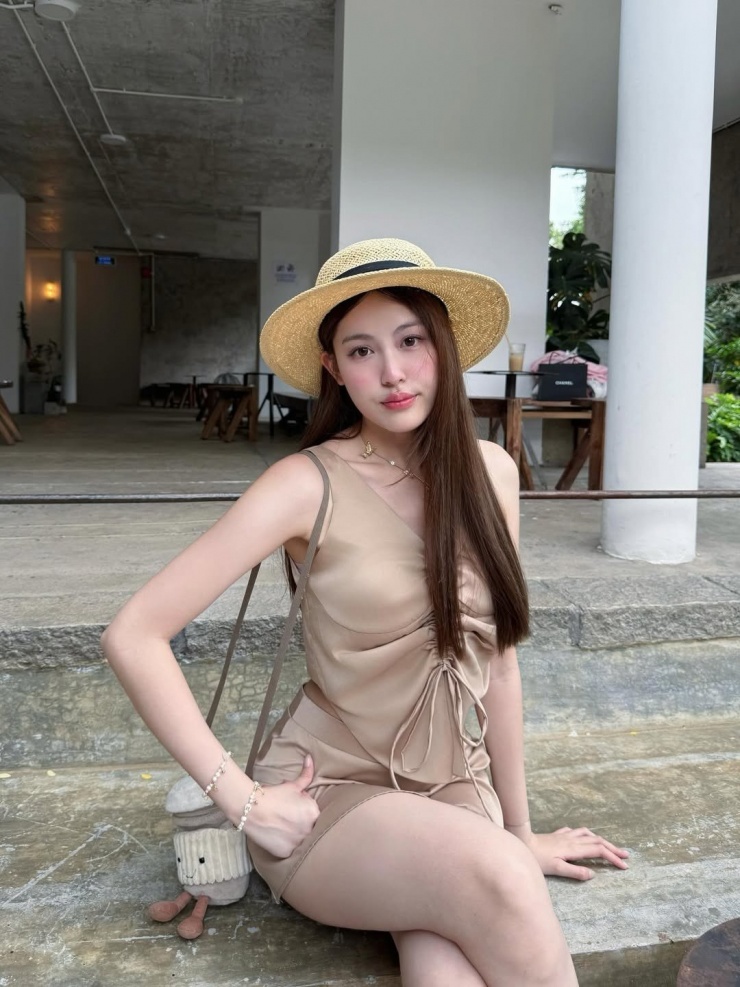 Dù không hoạt động nghệ thuật, nhưng bạn gái HIEUTHUHAI - Tăng Mỹ Hàn luôn biết cách thu hút sự chú ý mỗi khi xuất hiện. Trong loạt ảnh mới đây, cô nàng với giao diện 'kẹo ngọt' xuống phố, khiến người hâm mộ phải xuýt xoa.