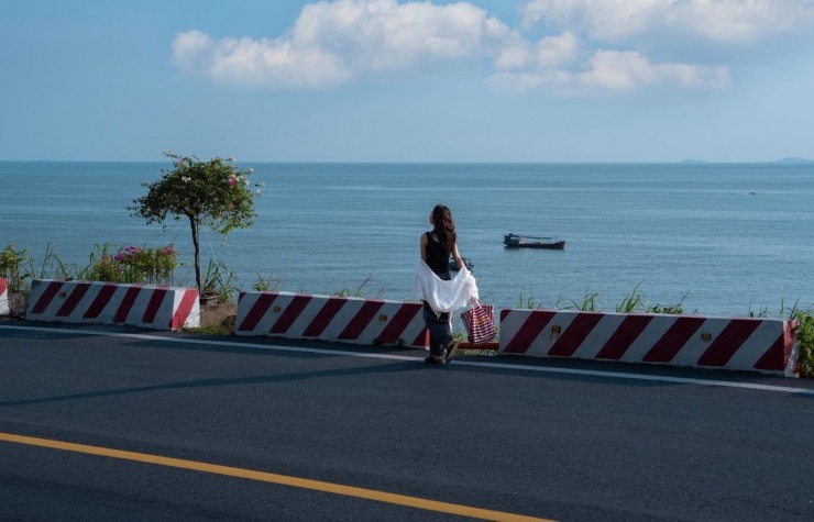 Nếu từng say đắm vẻ đẹp hoang sơ của những cung đường ven biển tại Phú Yên, du khách sẽ không khỏi ngỡ ngàng trước một phiên bản tuyệt mỹ khác ở miền Bắc: đường xuyên đảo ven biển tại Cát Bà, Hải Phòng. Ảnh Thanh Dat