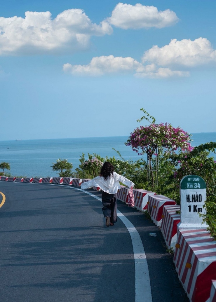 Sáng ngày thứ hai, hãy thức dậy sớm để đón bình minh rực rỡ trên biển – một trải nghiệm đáng giá cho chuyến đi ngắn ngày. Sau đó, bạn có thể ghé thăm pháo đài Thần Công – điểm ngắm toàn cảnh đảo tuyệt đẹp từ trên cao. Buổi trưa là thời gian lý tưởng để tham gia các hoạt động như chèo kayak hoặc đi tàu tham quan vịnh Lan Hạ – vịnh biển hoang sơ được mệnh danh là “thiên đường bị lãng quên” với hàng trăm đảo đá vôi và bãi tắm vắng người. Cuối chiều, bạn lên đường trở về Hà Nội, khép lại chuyến hành trình ngắn nhưng đầy cảm xúc. Ảnh Thanh Dat