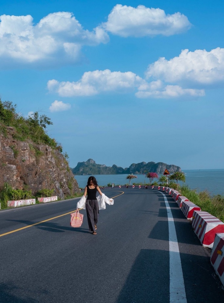 Với những ai yêu thích trải nghiệm trọn vẹn thiên nhiên Cát Bà trong thời gian ngắn, hành trình 2 ngày 1 đêm là lựa chọn lý tưởng. Ngày đầu tiên, bạn có thể khởi hành từ Hà Nội vào buổi sáng, di chuyển đến đảo Cát Bà bằng xe khách kết hợp phà hoặc tàu cao tốc. Buổi chiều là thời điểm tuyệt vời để thuê xe máy và bắt đầu khám phá cung đường xuyên đảo ven biển – nơi hội tụ vẻ đẹp của núi non và đại dương. Trên hành trình ấy, đừng quên dừng chân tại các bãi biển nổi tiếng như Tùng Thu, Cát Cò 1–2–3 để hòa mình vào làn nước trong xanh và chụp những bức ảnh đáng nhớ. Khi đêm buông xuống, bạn có thể thưởng thức hải sản tại nhà hàng ven biển, dạo chợ đêm náo nhiệt và nghỉ ngơi tại một homestay hay resort gần biển. Ảnh Thanh Dat