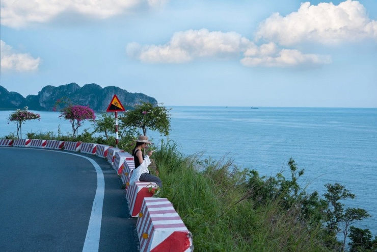 Nếu muốn có một trải nghiệm trọn gói, du khách có thể tham khảo một số tour uy tín như: Vietravel với tour Hà Nội – Cát Bà 3 ngày 2 đêm (giá từ 3.200.000 VNĐ/người), bao gồm xe đưa đón, khách sạn, tham quan cung đường ven biển và vịnh Lan Hạ; BestPrice Travel cung cấp gói Free & Easy 2 ngày 1 đêm (giá từ 1.850.000 VNĐ/người) với dịch vụ xe khứ hồi, lưu trú và hỗ trợ điểm tham quan; hoặc chọn tour xe máy nửa ngày cùng hướng dẫn viên bản địa của CatBa Ventures (giá khoảng 500.000 VNĐ/người) để khám phá trọn vẹn vẻ đẹp hoang sơ của cung đường xuyên đảo. Ảnh Thanh Dat