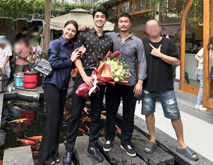 Trong phim Dịu dàng màu nắng, Bình An (thứ hai bên trái) vào vai Khách VIP - người tình của Lan Anh (Lương Thu Trang đóng). Dù Lan Anh muốn dứt khoát quay về với chồng con, nhân vật của Bình An vẫn cưỡng ép Lan Anh để quay lại. Tuy nhiên, Lan Anh không đồng ý nên bị Khách VIP đánh, đúng lúc đó Bắc (Duy Hưng) xuất hiện để giải thoát vợ khỏi gã trai đểu. Ảnh: FB Bình An.
