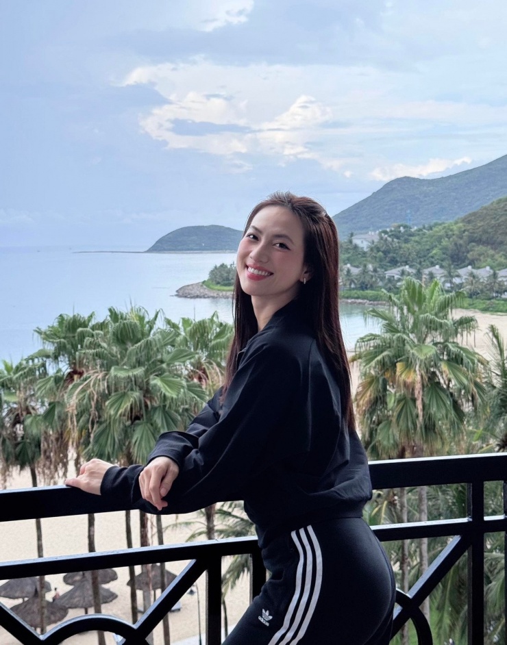 Không ít người cho rằng cô thuộc nhóm hiếm hoi những mỹ nhân Việt có thể “cân” mọi kiểu chụp ảnh, kể cả cận mặt với ánh sáng thật, không cần trang điểm cầu kỳ vẫn nổi bật. Ảnh: FB Phương Anh Đào