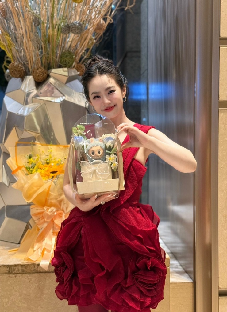 Sự thay đổi ngoạn mục này là kết quả của quá trình nỗ lực giảm 17 kg, giúp cô lấy lại vẻ ngoài tươi trẻ và tràn đầy năng lượng.