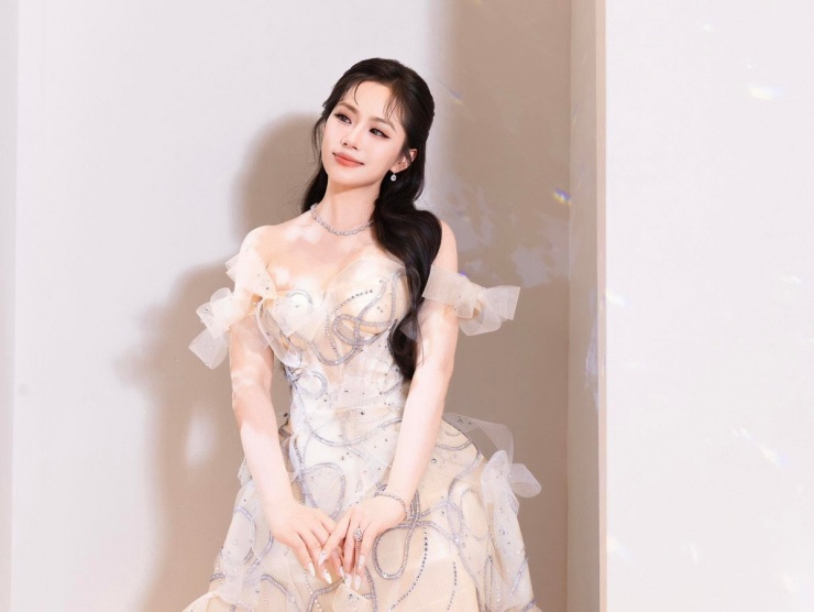 Trong những hình ảnh và lần xuất hiện gần đây, Lương Bích Hữu luôn gây ấn tượng mạnh với làn da mịn màng, không tì vết, cùng vóc dáng cân đối, thanh thoát.