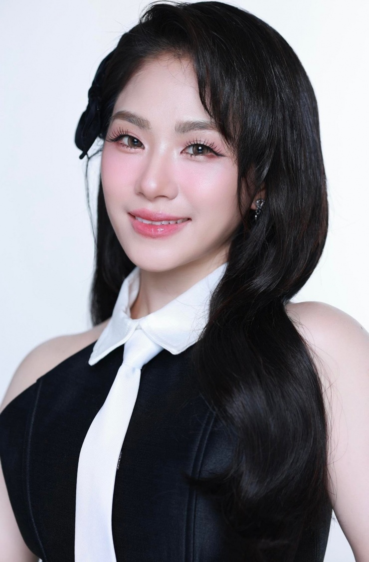 Cô được nhiều người khen là cựu thành viên sở hữu diện mạo trẻ nhất của nhóm.