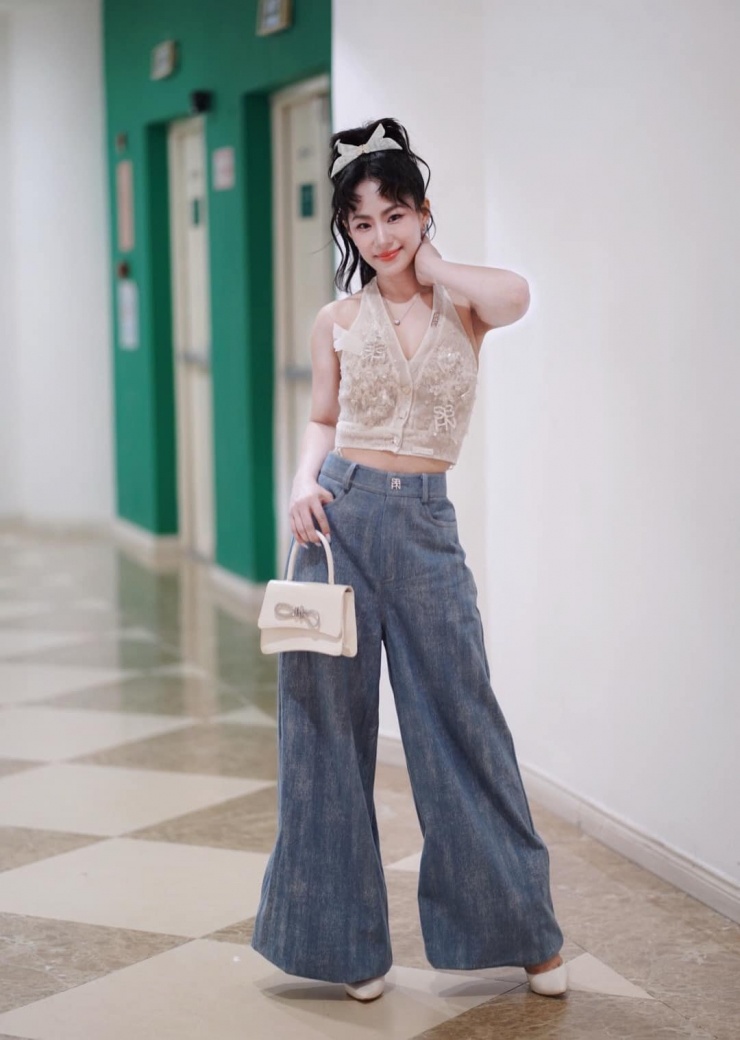 Nữ ca sĩ chuộng kiểu makeup nhẹ nhàng, tươi tắn và phong cách thời trang trẻ trung, năng động.