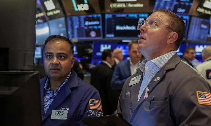 Nhân viên giao dịch trên sàn chứng khoán New York ngày 15/7. Ảnh: Reuters