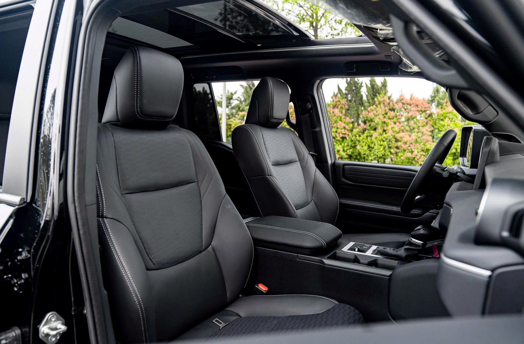 Xe siêu lướt Toyota Prado thế hệ mới chào bán giá khó tin - 4