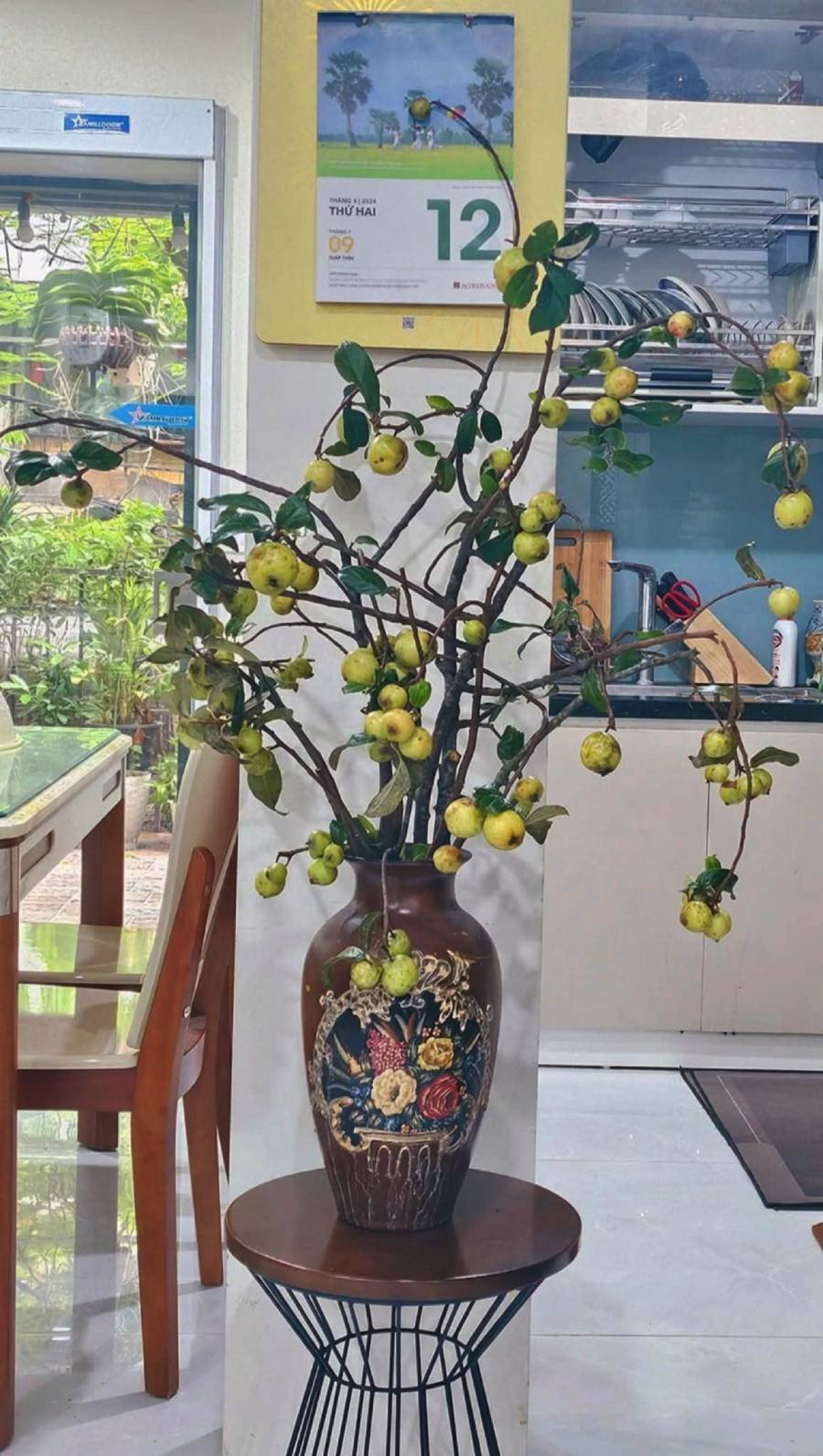 Táo mèo và thị cùng tạo nên không gian sống động. Ảnh: Trần Thùy Anh