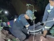 Video cảnh sát đu dây cứu tài xế xe đầu kéo rơi xuống vực sâu 70m