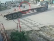 Clip: Phóng như tên bắn trên đường, thanh niên lao thẳng vào gầm container