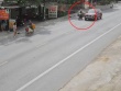 Clip: Tránh người đi bộ, xe máy va chạm ô tô rồi ngã sõng xoài ra đường
