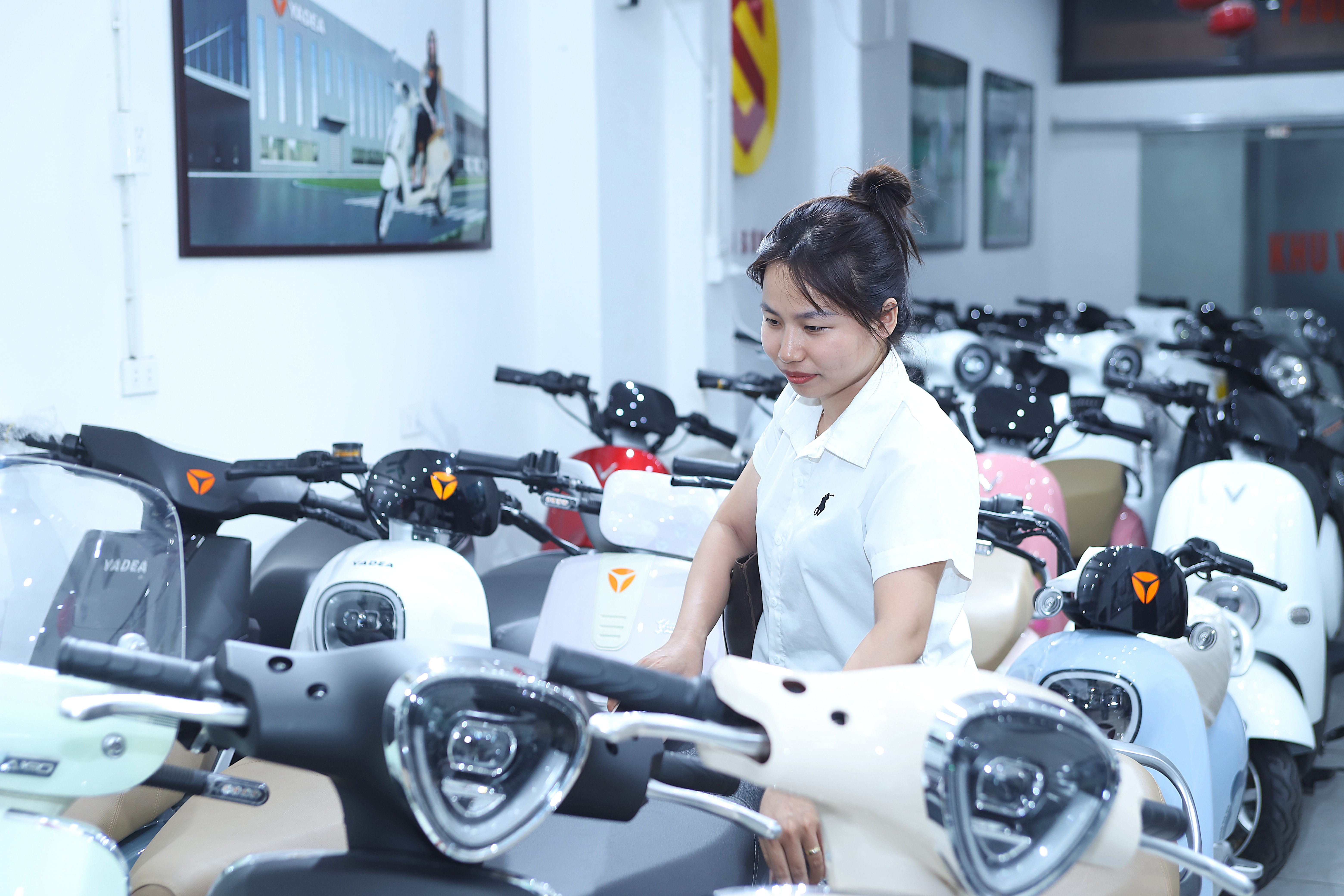 Người dân tại Hà Nội bắt đầu quan tâm nhiều hơn tới thị trường xe máy điện, nhiều cửa hàng cho biết đã có dấu hiệu khởi sắc, đặc biệt là so với năm 2024.