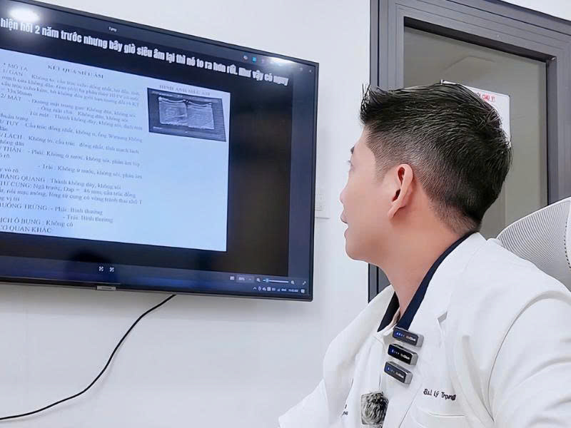 Bác sĩ Lê Lý Trọng dành thời gian tư vấn trực tuyến kết quả siêu âm cho nhiều bệnh nhân