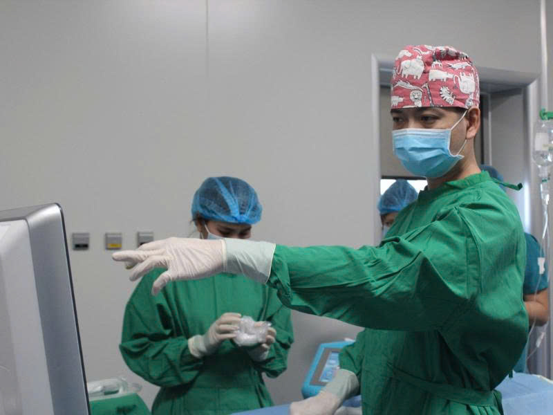 Lê Lý Trọng Hưng - vị bác sĩ tiên phong ứng dụng kỹ thuật điều trị ung bướu xâm lấn tối thiểu