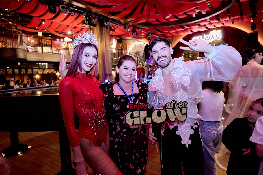Nghệ sĩ, diễn viên vui vẻ giao lưu với du khách sau show