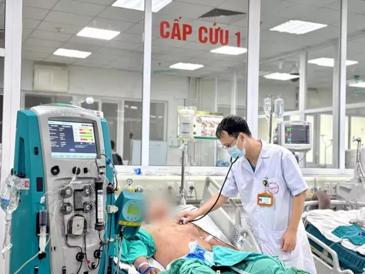 Thanh niên 30 tuổi, ngụ Hải Phòng, nhập Bệnh viện Bệnh Nhiệt đới Trung ương (Hà Nội) trong tình trạng nguy kịch sau khi ăn tiết canh lợn trước đó 3 ngày. Ảnh: BVCC