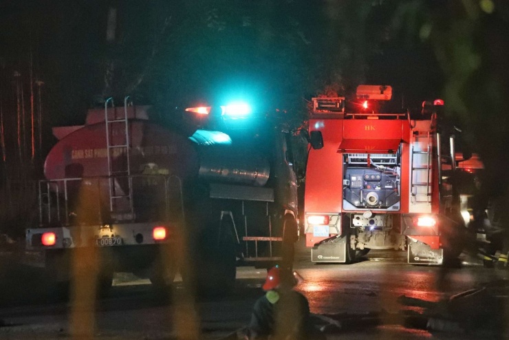 Sau loạt tiếng nổ vang trời, kho xưởng ở Hà Nội bốc cháy ngùn ngụt - 9
