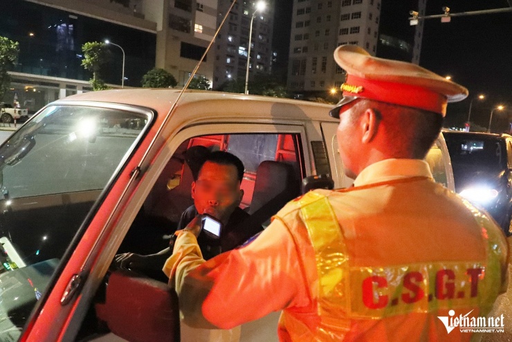 Nam tài xế ở Hà Nội vi phạm nồng độ cồn vì người yêu hỏi: &#39;Anh có yêu em không?&#39; - 2
