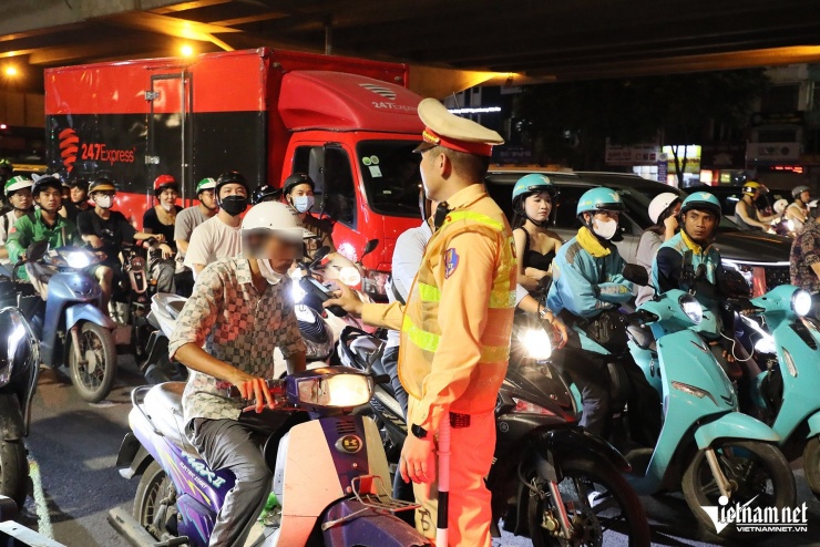 Nam tài xế ở Hà Nội vi phạm nồng độ cồn vì người yêu hỏi: &#39;Anh có yêu em không?&#39; - 1