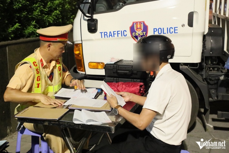 Nam tài xế ở Hà Nội vi phạm nồng độ cồn vì người yêu hỏi: &#39;Anh có yêu em không?&#39; - 5