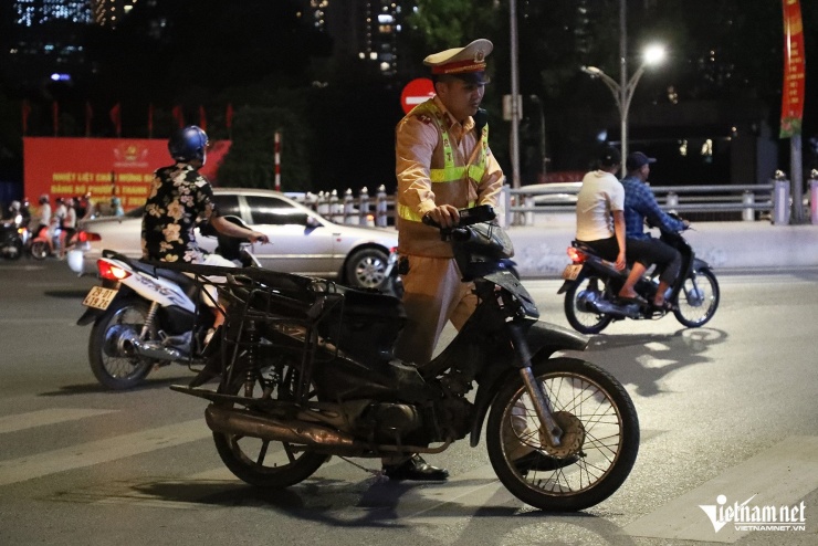 Nam tài xế ở Hà Nội vi phạm nồng độ cồn vì người yêu hỏi: &#39;Anh có yêu em không?&#39; - 6