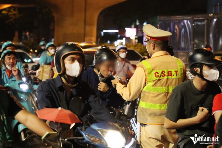 Nam tài xế ở Hà Nội vi phạm nồng độ cồn vì người yêu hỏi: &#39;Anh có yêu em không?&#39; - 3