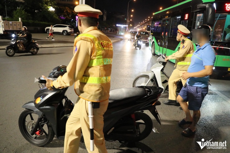 Nam tài xế ở Hà Nội vi phạm nồng độ cồn vì người yêu hỏi: &#39;Anh có yêu em không?&#39; - 8