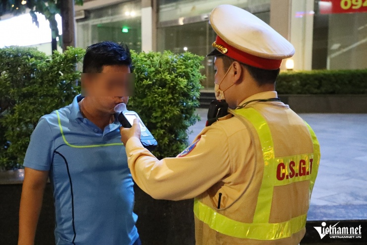 Nam tài xế ở Hà Nội vi phạm nồng độ cồn vì người yêu hỏi: &#39;Anh có yêu em không?&#39; - 9