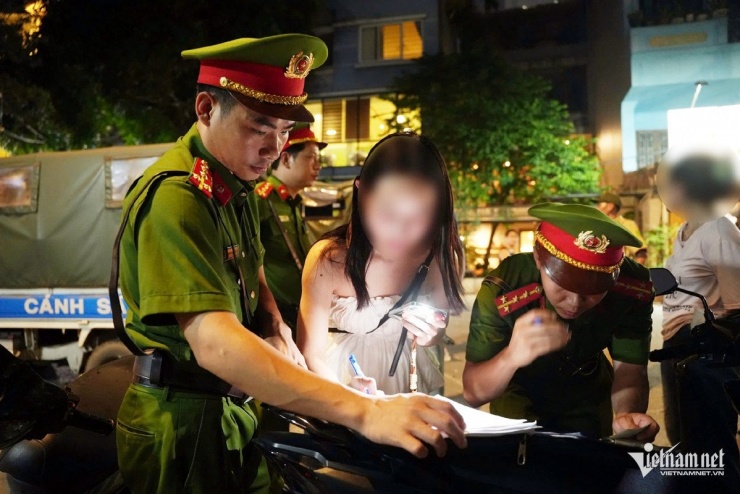 Nghe lời chủ quán, nhiều người ở Hà Nội sững sờ vì bị xử phạt - 16