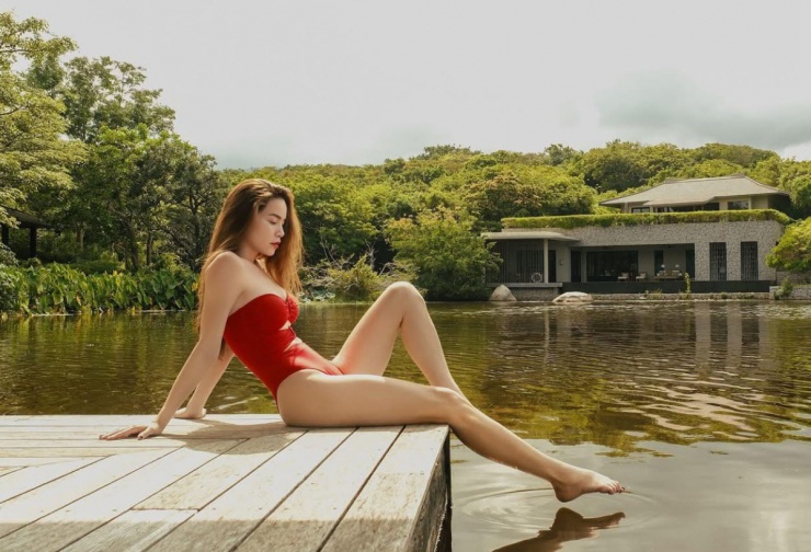 Bên cạnh bikini, ca sĩ Hồ Ngọc Hà còn ưu ái monokini cúp ngực cut-out khoét hông cao.