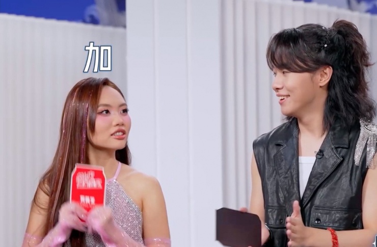 Phương Mỹ Chi chơi trò chơi để giành thứ tự bốc thăm biểu diễn.