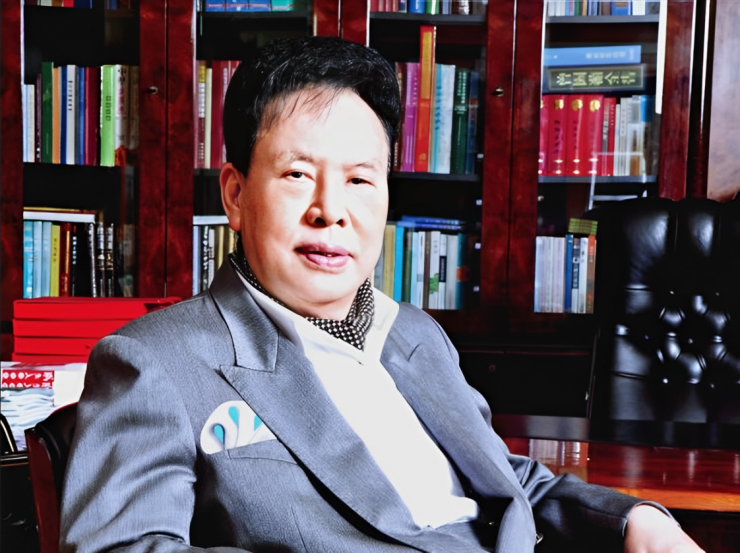 Từng bị coi thường vì nghề lau chùi nhà vệ sinh thuê, Dư Bành Niên kiên trì vươn lên, gây dựng đế chế bất động sản tỷ đô và trở thành một trong những nhà từ thiện tiêu biểu nhất của Trung Quốc cũng như châu Á. Ảnh: Baidu