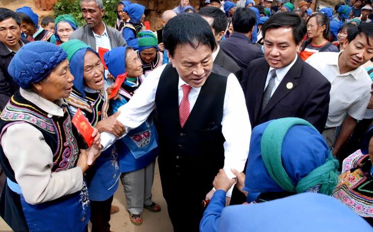 Sau khi thành công lập nghiệp, Dư Bành Niên trở về quê báo đáp ân tình xưa bằng cách tài trợ xây trường học, triển khai xe buýt miễn phí và hỗ trợ tài chính cho người nghèo. Ảnh: Baidu