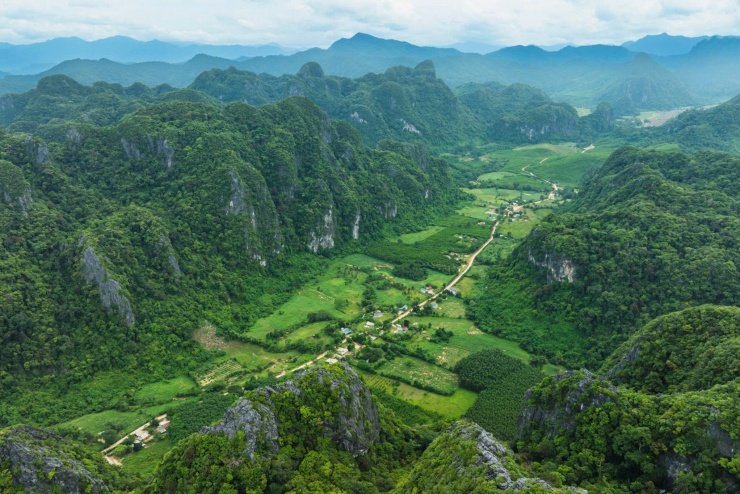 Một góc Vườn quốc gia Phong Nha - Kẻ Bàng nhìn từ trên cao.&nbsp;Cuộc sống có thể rộng lớn, nhưng bình yên đôi khi chỉ gói gọn trong một thung lũng nhỏ, giữa hai dãy núi xanh miên man.