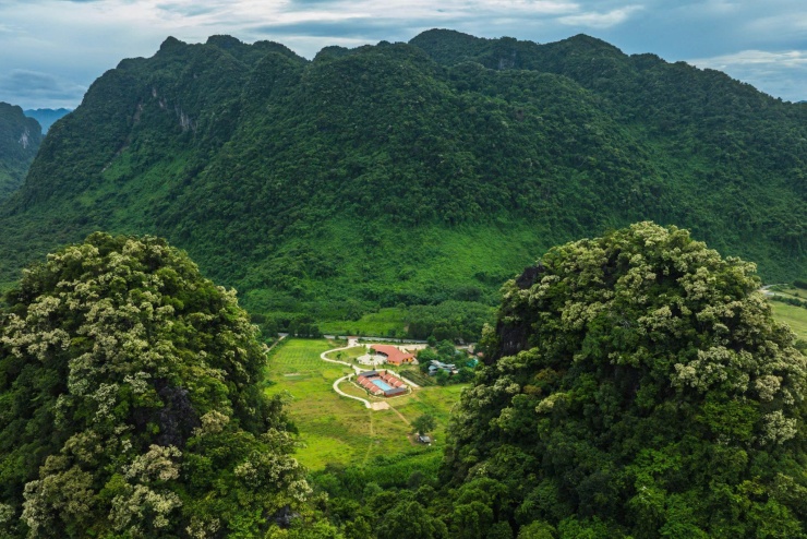 Phong Nha Eco Village,&nbsp;nơi hồ bơi không chỉ để ngâm mình, mà còn để ngắm trời xanh và núi đá vôi kỳ vỹ. Từ trên cao nhìn xuống, bỗng thấy nơi này&nbsp;dịu dàng và an yên quá đỗi.