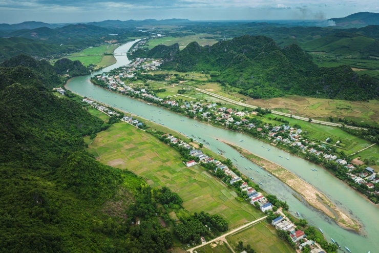 Ngôi làng nhỏ nép mình bên sông Son, sáng ngắm thuyền trôi, chiều nghe gió hát. Không phồn hoa, cũng chẳng xô bồ,&nbsp;chỉ có thanh âm của cuộc sống bình yên.