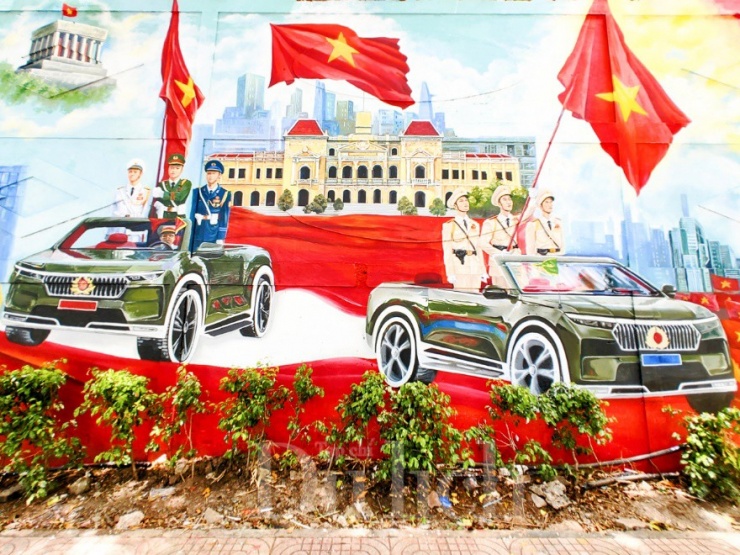 Trên bức tường bích họa sống động, khoảnh khắc lễ duyệt binh lịch sử chào mừng đất nước thống nhất hiện lên đầy hùng tráng.