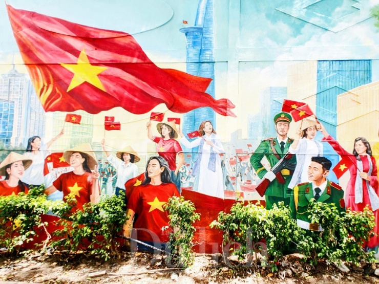 Mở đầu bức tranh panorama là hình ảnh một Sài Gòn hiện đại với những tòa cao ốc vươn mình lên trời cao, hòa lẫn trong đó là tone màu đỏ thắm rực rỡ cờ sao,