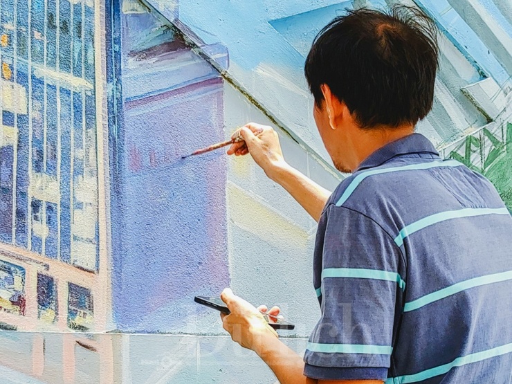 Các họa sĩ như muốn kể lại cho thành phố nghe một câu chuyện cũ nhưng chưa bao giờ cũ: hành trình thống nhất đất nước và 50 năm sau đó.