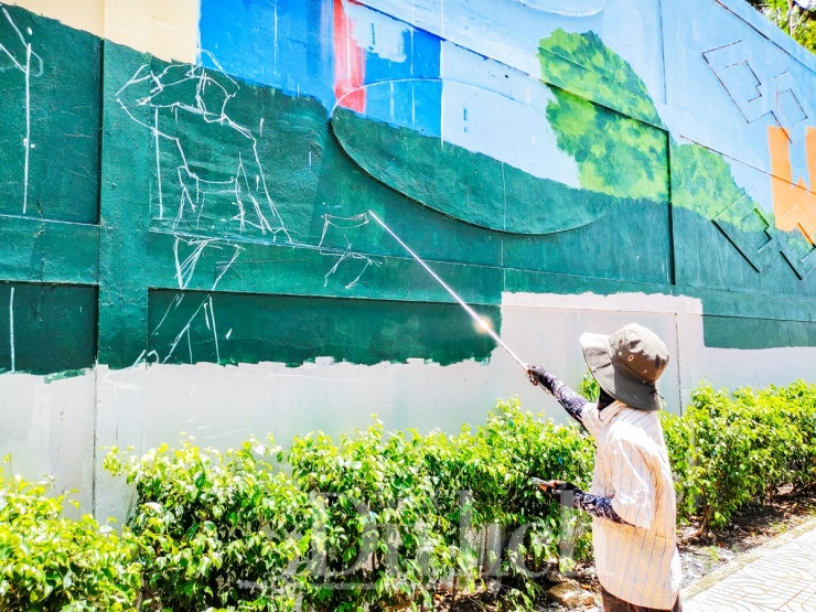 Anh em làm việc theo hình thức "cuốn chiếu": người phác nét, người lên màu, người đi nét cuối cùng, Dinh chia sẻ.